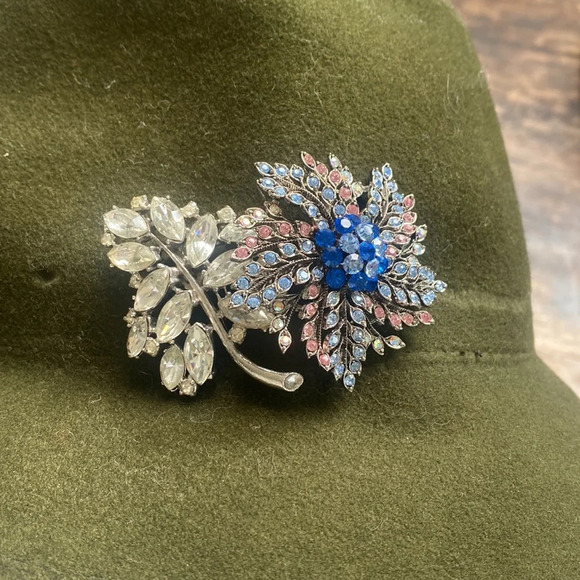 Cutest vintage green felt hat with vintage rhinestone brooches - Picture 2 of 8